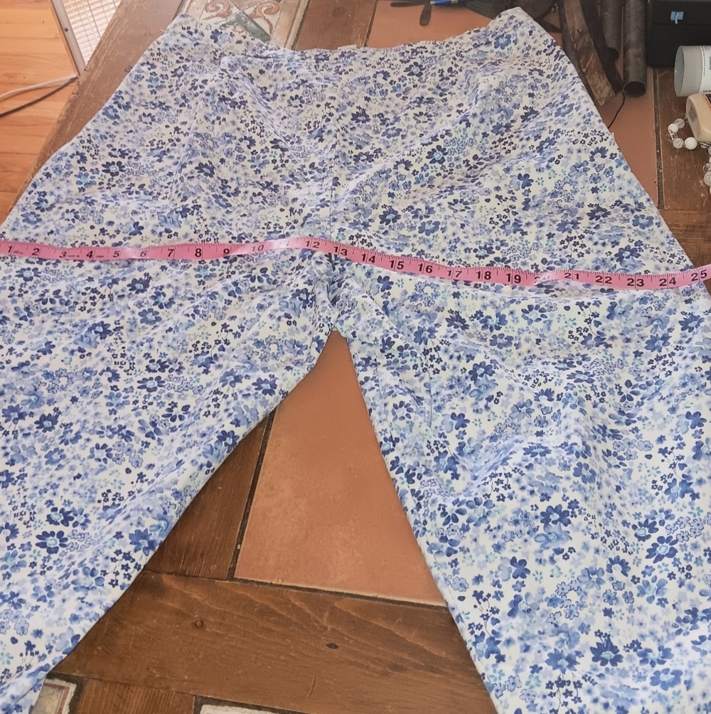 Chaus Crop Pants Side Zip Blue and White Floral Size 16 - Picture 3 of 10